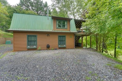 Cozy Creekside Cabin w/ Fire Pit & Views! House in Shooting Creek