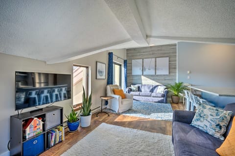 Steps to Ski Shuttle! Snow Mountain Village Condo Apartment in Dover