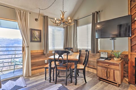 4 Mi to Nat’l Park: Mtn-View Gatlinburg Retreat! Apartment in Gatlinburg