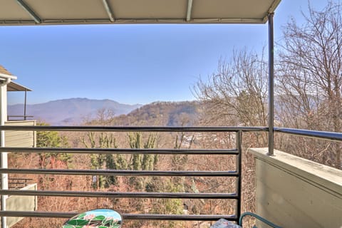 4 Mi to Nat’l Park: Mtn-View Gatlinburg Retreat! Apartment in Gatlinburg