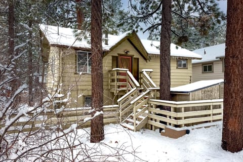 1 Mi to Slopes: Big Bear Ski Haven w/ Hot Tub House in Big Bear