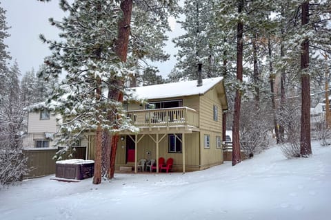 1 Mi to Slopes: Big Bear Ski Haven w/ Hot Tub House in Big Bear