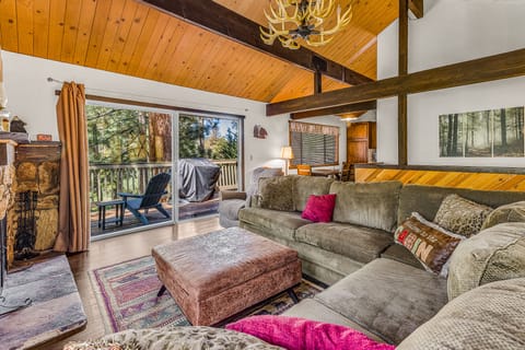 1 Mi to Slopes: Big Bear Ski Haven w/ Hot Tub House in Big Bear