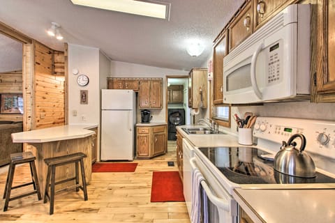 Cozy Crosby Cabin Near Serpent Lake + Main St House in Crosby