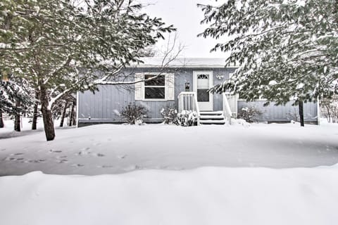 Cozy Crosby Cabin Near Serpent Lake + Main St House in Crosby