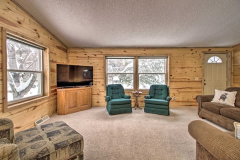 Cozy Crosby Cabin Near Serpent Lake + Main St House in Crosby