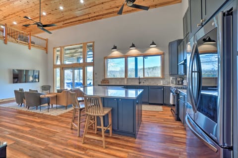 Idyllic Cotter Escape: Steps to White River! Cottage in Arkansas