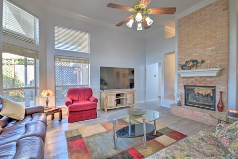 Lakefront Getaway w/ Boat Dock, Canoe, Grill! House in Granbury