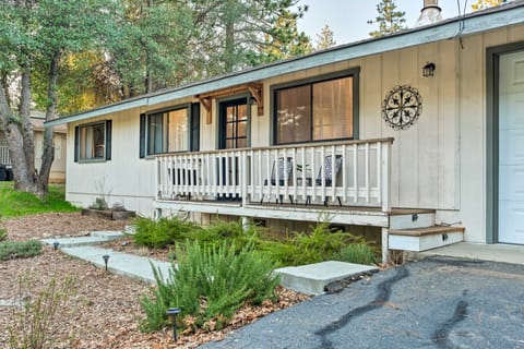 Lakeside Groveland Home w/ Hot Tub, Near Yosemite House in Calaveras County