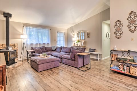 Lakeside Groveland Home w/ Hot Tub, Near Yosemite House in Calaveras County