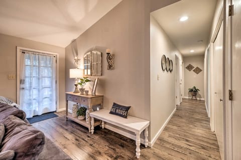 Lakeside Groveland Home w/ Hot Tub, Near Yosemite House in Calaveras County