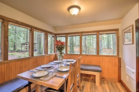 Walk to Zigzag River: ‘The Sundance’ Cottage Cottage in Mount Hood Village