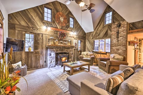 Walk to Zigzag River: ‘The Sundance’ Cottage Cottage in Mount Hood Village