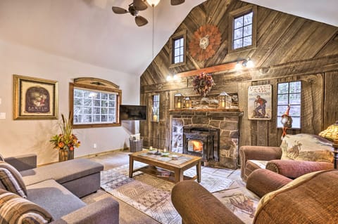 Walk to Zigzag River: ‘The Sundance’ Cottage Cottage in Mount Hood Village