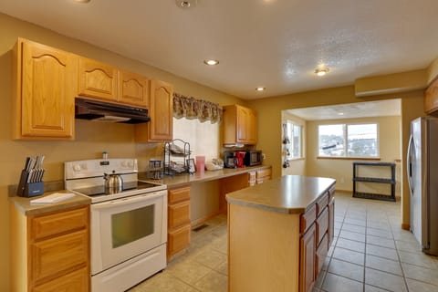 Mtn-View Home w/ Deck, 2 Mi to Mickelson Trail! House in Lead