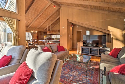 Fire Pit & Grill: Lakefront Poconos Cottage! Cottage in Middle Smithfield