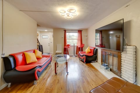 Cute Home w/ Patio ~ 7 Mi to Dtwn Pittsburgh House in Mount Lebanon