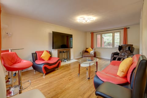 Cute Home w/ Patio ~ 7 Mi to Dtwn Pittsburgh House in Mount Lebanon