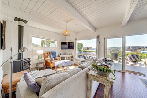 Sun-Soaked Sandy Point Haven w/ Beach Access! House in Camano Island