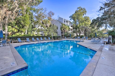Hilton Head Island Condo w/ Deck < 1 Mi to Beaches Apartment in South Forest Beach