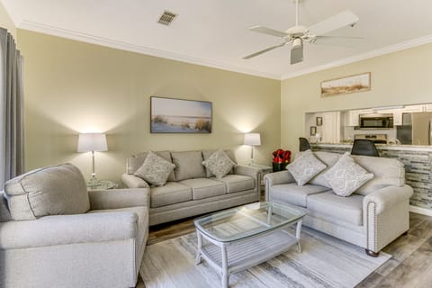 Hilton Head Island Condo w/ Deck < 1 Mi to Beaches Apartment in South Forest Beach