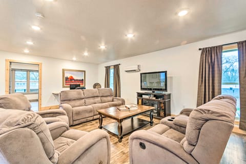 Spacious Apt Overlooking AR River: Near Dtwn! Apartment in Russellville