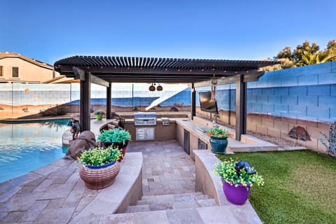 Maricopa Home w/ Swim-Up Bar, Heated Pool & Slide House in Maricopa