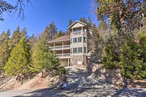 Huge Lake Arrowhead Home w/ 3 Decks & Grill! House in Lake Arrowhead