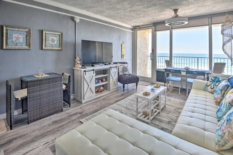 Walk to Ocean: Bright Daytona Beach Condo! Apartment in Daytona Beach Shores