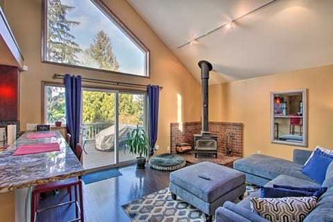 Puget Sound Home w/ Beautiful Yard & Deck! House in Des Moines