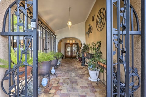 Cozy Home in Heart of Tampa w/ Lanai & Pool! House in Town N Country