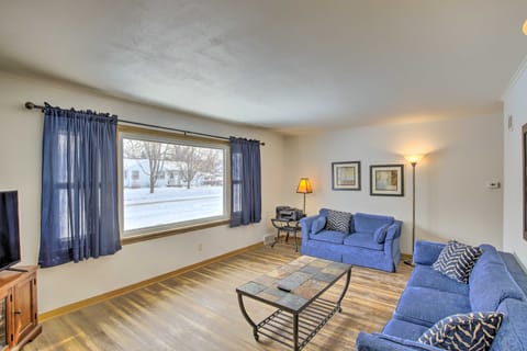 Cozy Oshkosh Home, 4 Blocks to Lake Winnebago House in Oshkosh