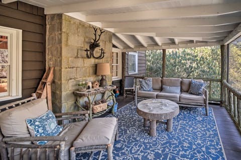 Mirror Lake Cabin ~ 1 Mi to Dtwn Highlands! House in Highlands