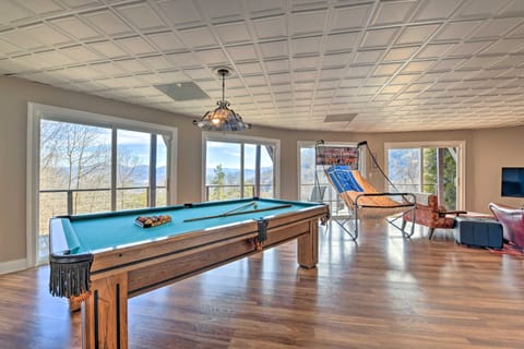 Scenic Pet-Friendly House w/ Private Hot Tub! House in Tennessee