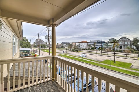 Apt w/ Balconies - Steps to Kemah Boardwalk! Apartment in Kemah