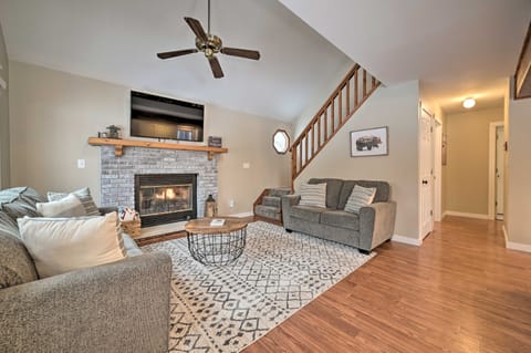 Lovely Roscommon Cabin < 3 Mi to Higgins Lake! House in Michigan