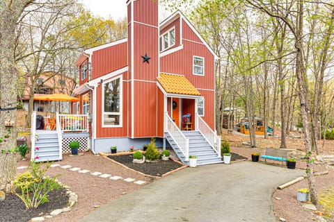 Deck, Fire Pit & Pool Access at Poconos Retreat! House in Middle Smithfield