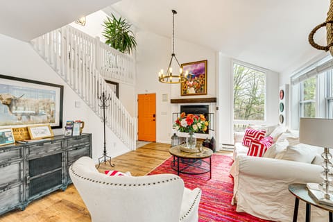 Deck, Fire Pit & Pool Access at Poconos Retreat! House in Middle Smithfield