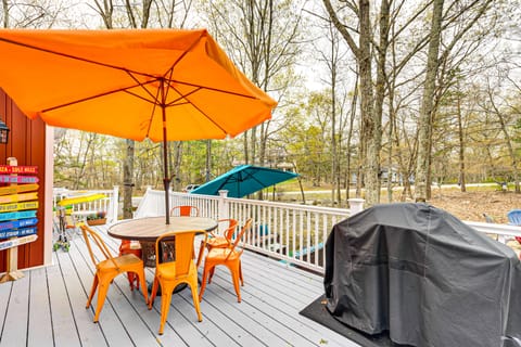 Deck, Fire Pit & Pool Access at Poconos Retreat! House in Middle Smithfield