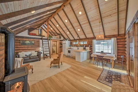 Serene Kootenai Cabin - 3 Mi to Dtwn & River! House in Idaho