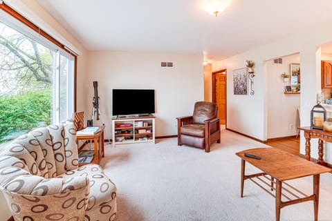 Watch the Sunrise at this Quaint Lake-View Cottage House in Peoria