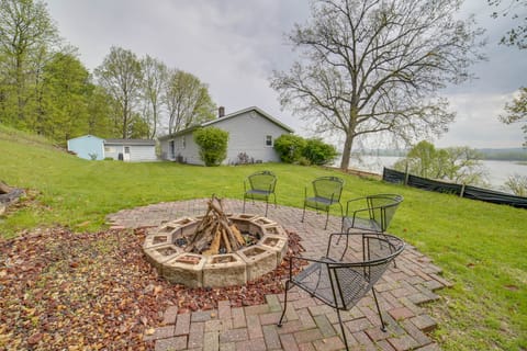 Watch the Sunrise at this Quaint Lake-View Cottage House in Peoria