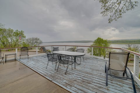 Watch the Sunrise at this Quaint Lake-View Cottage House in Peoria
