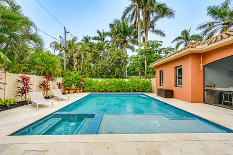 Coastal Naples Getaway ~ 2 Mi to Beaches! House in Naples Park