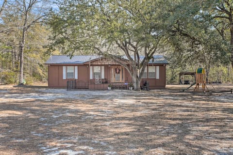 Charming Retreat on 20 Acres w/ Private Lake! House in Walterboro