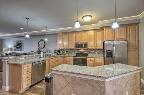 Relax by Pools: Top-Floor Lands End Corner Unit Apartment in Osage Beach