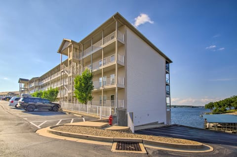 Relax by Pools: Top-Floor Lands End Corner Unit Apartment in Osage Beach
