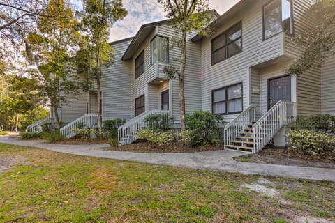 Walk to Beach: HHI Townhome w/ Pool Access! Apartment in South Forest Beach