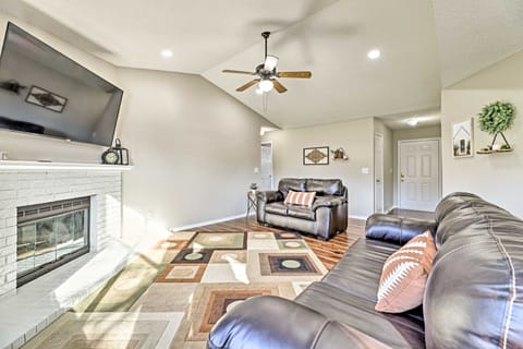 Fayetteville Home w/ Hot Tub ~ 3 Mi to U of A! House in Fayetteville