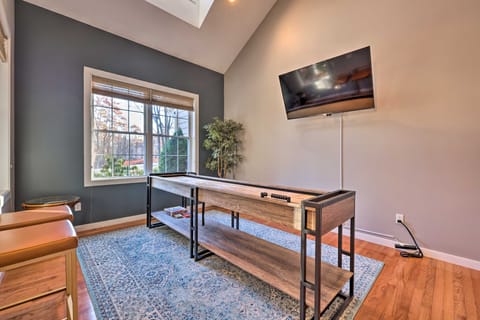 Chic Poconos Getaway w/ Deck & Home Theater! House in Pocono Pines